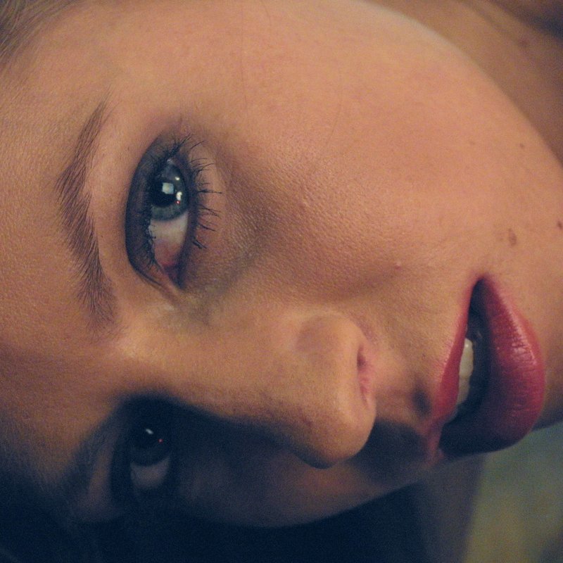 Escort April de Succieu